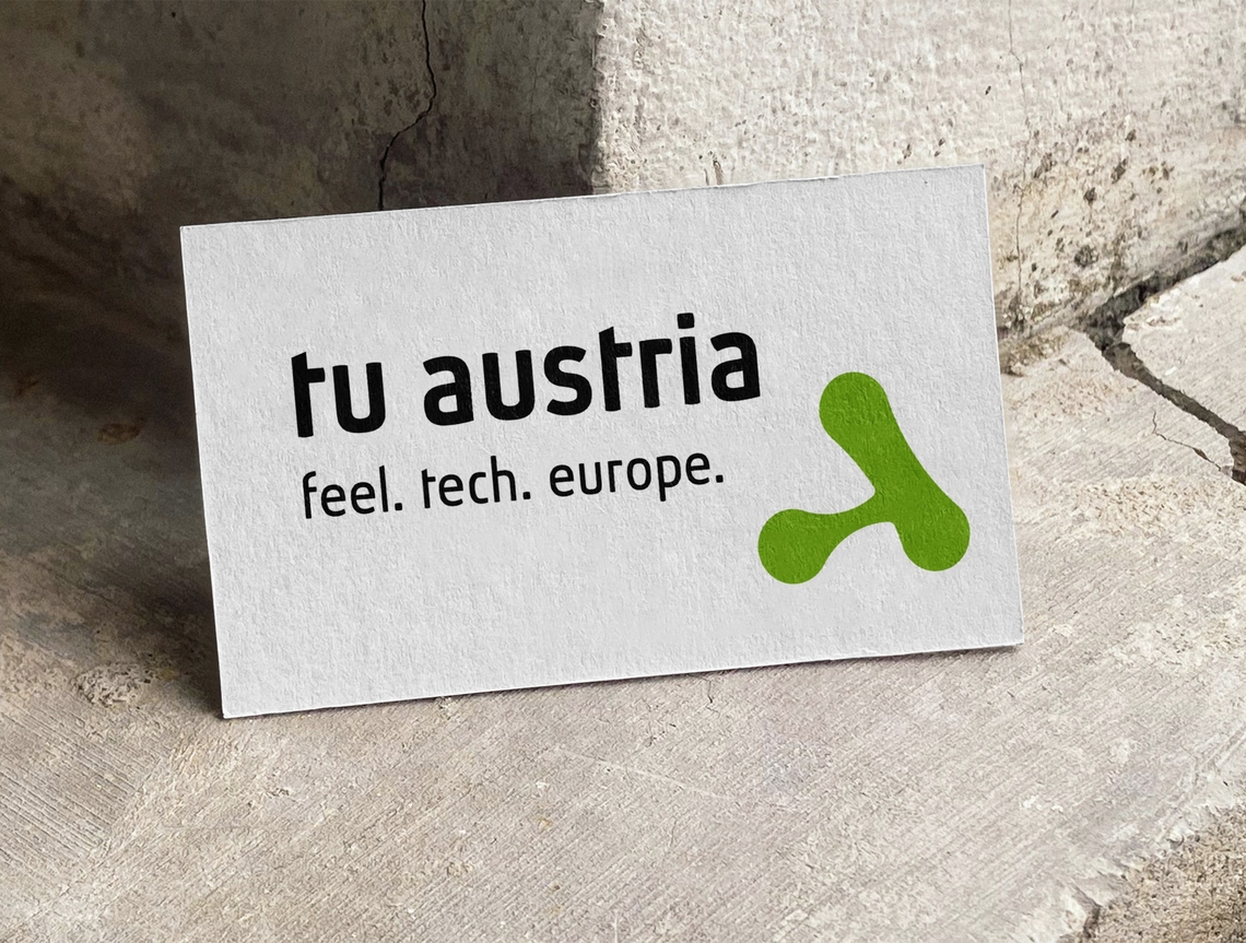 Visitenkarte aus strukturiertem Papier mit tu austria Logo