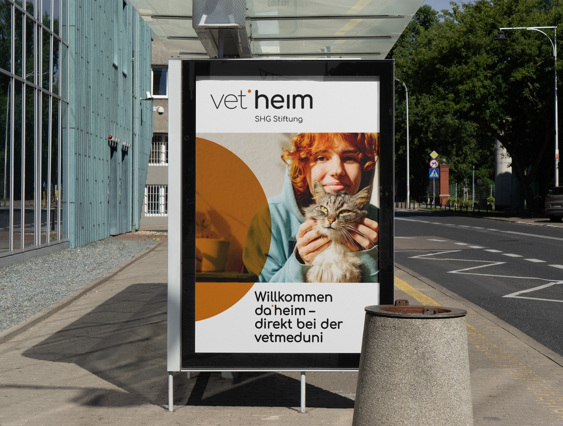 vetheim Plakat an Bushaltestelle "Willkommen daheim – direkt an der vetmeduni"