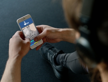 Mann hört am Handy Musik auf freestream.at