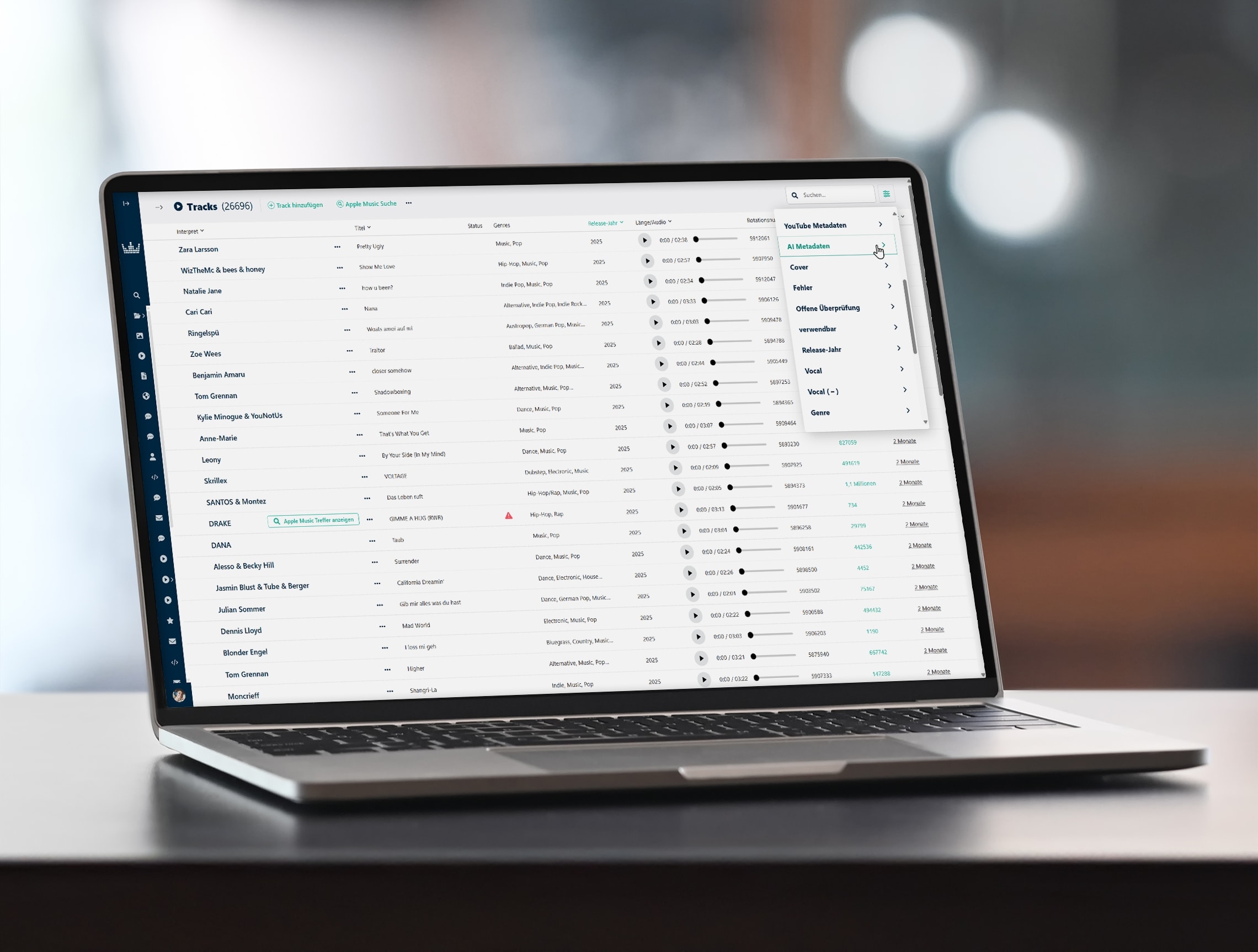 Laptop auf Schreibtisch zeigt Wagtail Interface für freestream: Tracks