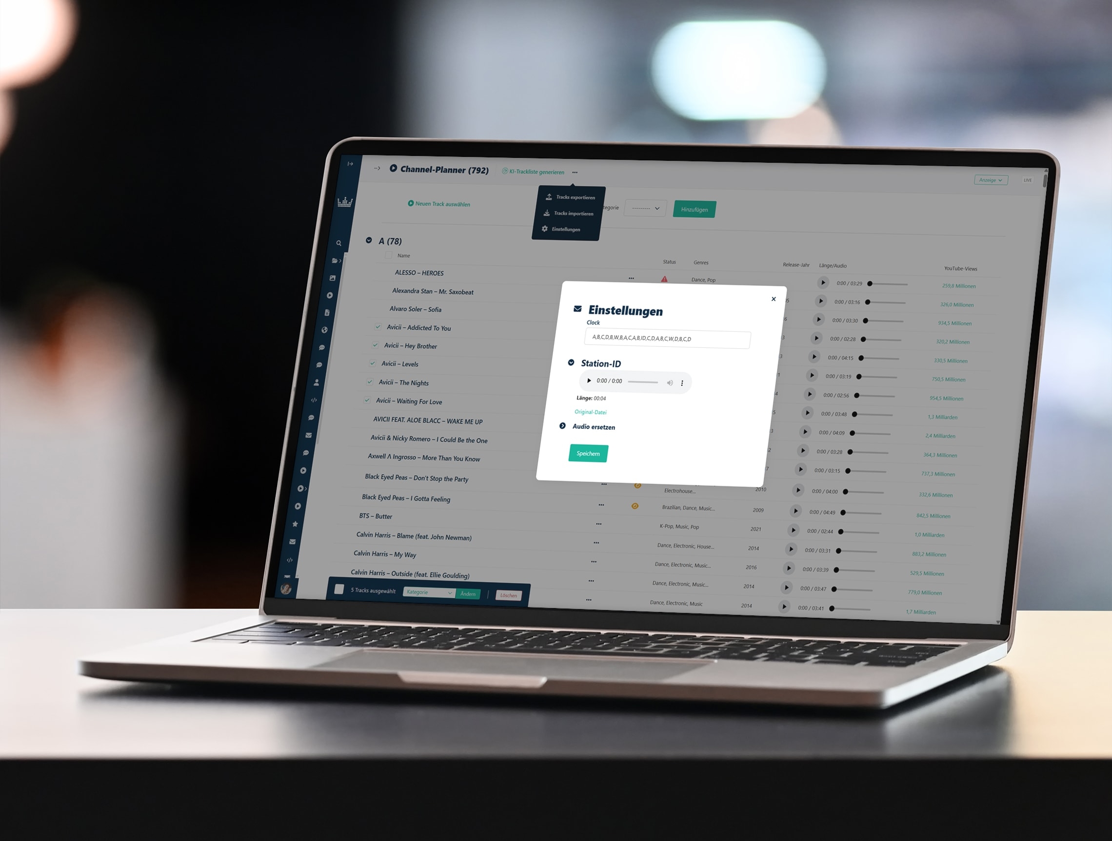 Laptop auf Schreibtisch zeigt Wagtail Interface für freestream: Channel-Planner, Einstellungen