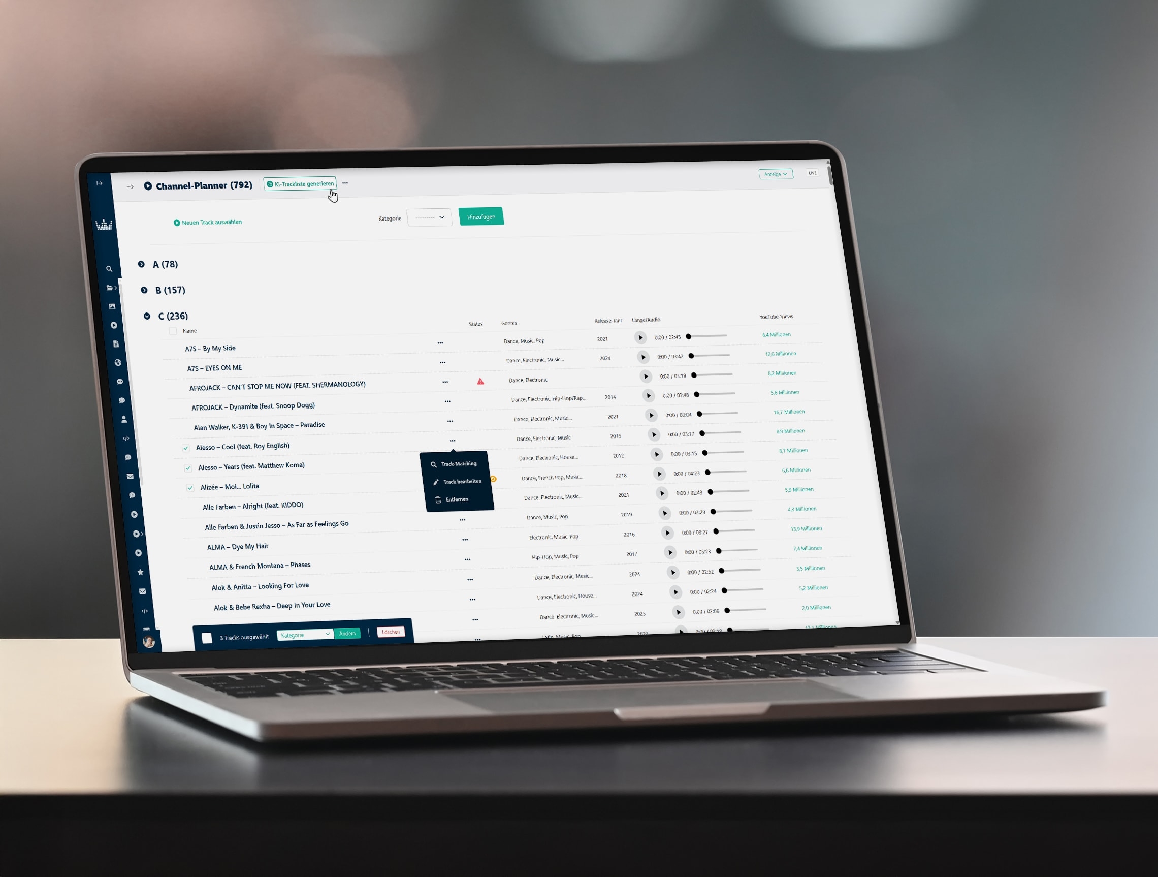 Laptop auf Schreibtisch zeigt Wagtail Interface für freestream: Channel-Planner