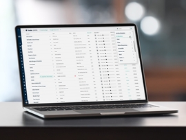 Laptop auf Schreibtisch zeigt Wagtail Interface für freestream: Tracks